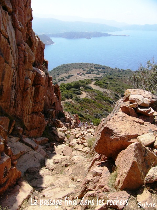 Capo-rosso-passage-dans-les-rochers