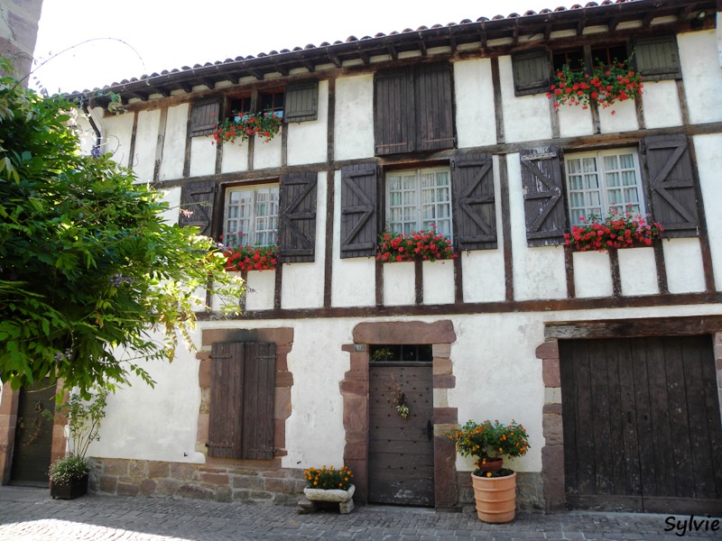 FACADE-PAYS-BASQUE-ST-JEAN-PIED-DE-PORT