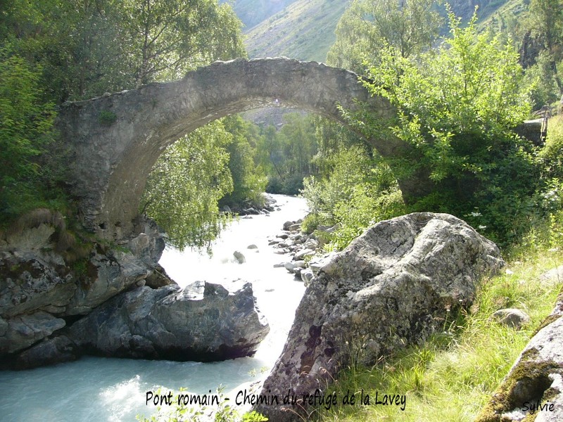 Pont romain refuge de la Lavey