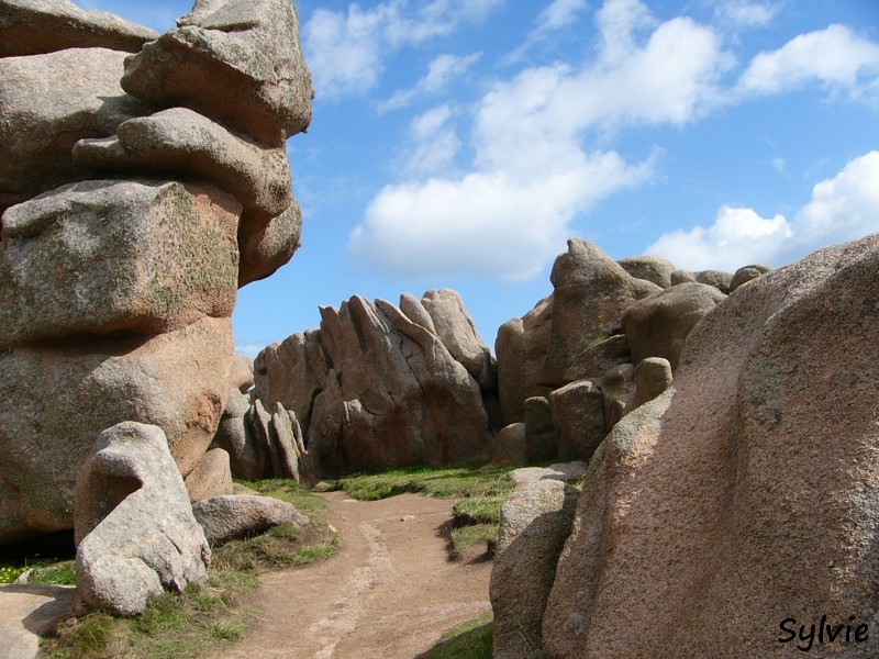 Sentier-du-littoral-cote-de-granite-rose